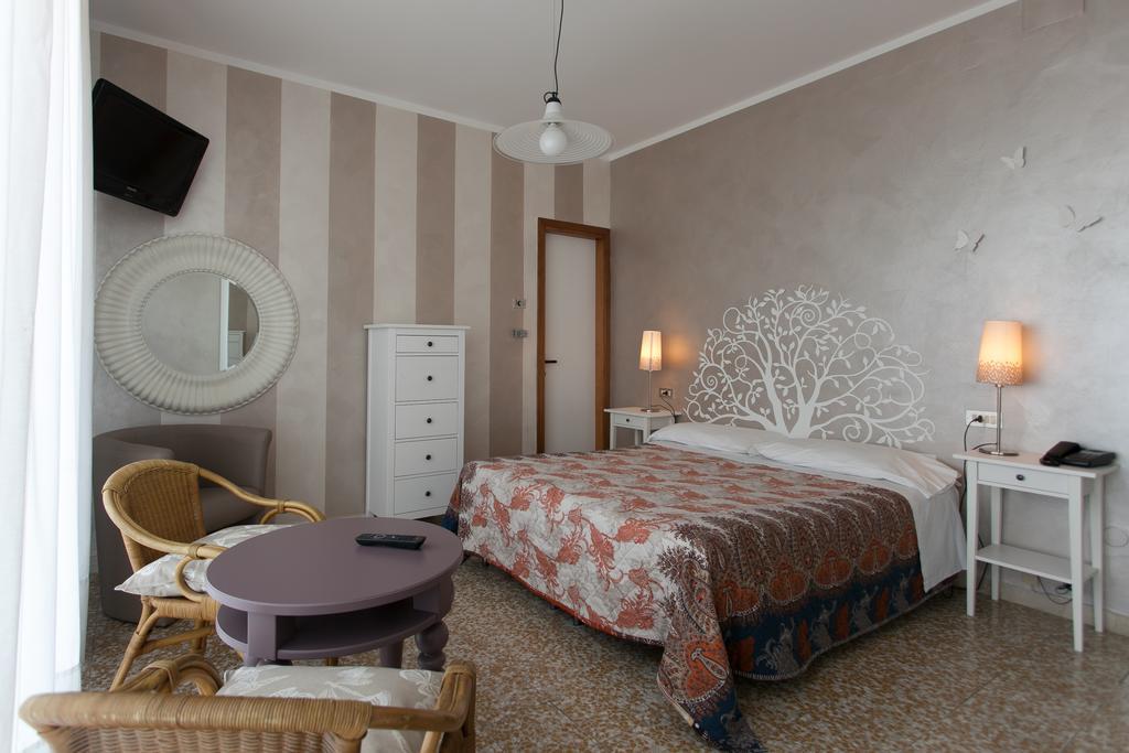 Hotel Mirabello Сирмионе Екстериор снимка